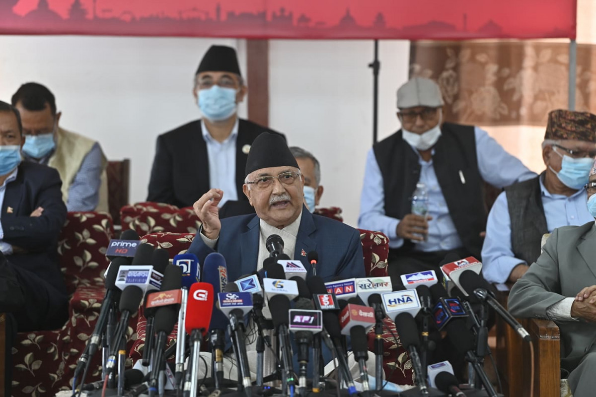 पछिल्लो अवस्थाबारे पत्रकार सम्मेलनमार्फत धारणा राख्दै ओली, सम्मेलनमा को–को भए सहभागी ?