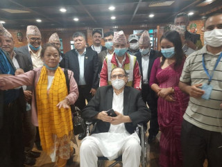 दुई महिनाको उपचारपछी नेपाल फर्किए पूर्वप्रधानमन्त्री झलनाथ खनाल