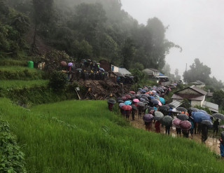 पर्वतको विभिन्न स्थानमा गएको पहिरोमा परेर मृत्यु हुनेको संख्या १० पुग्यो