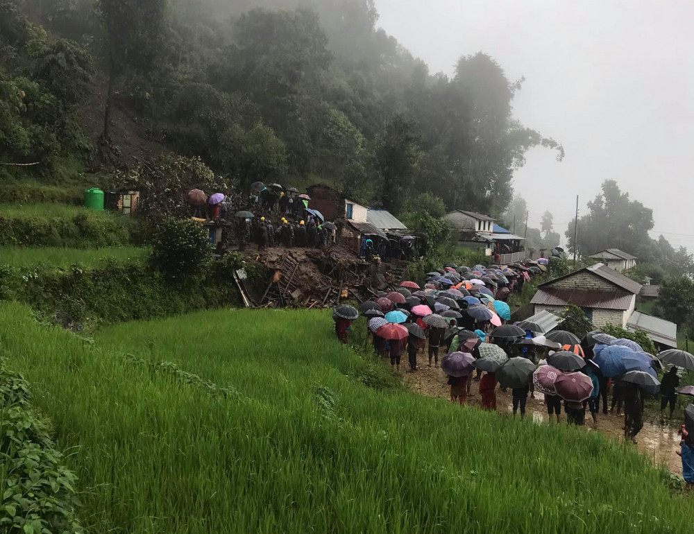 पर्वतको विभिन्न स्थानमा गएको पहिरोमा परेर मृत्यु हुनेको संख्या १० पुग्यो