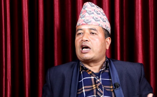 सरकार चलाउँन प्रधानमन्त्रीले श्रीमती र छोरा प्रयोग गरेर सेटिङ गरिरहेका छन् : महेश बस्नेत