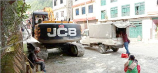 बालुवा निकाल्ने स्काभेटरसहित तीन प्रहरी नियन्त्रणमा