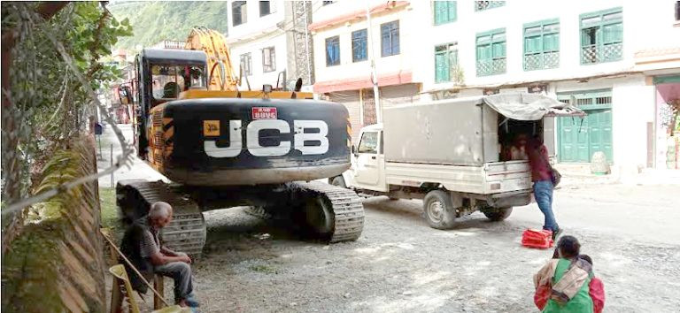 बालुवा निकाल्ने स्काभेटरसहित तीन प्रहरी नियन्त्रणमा