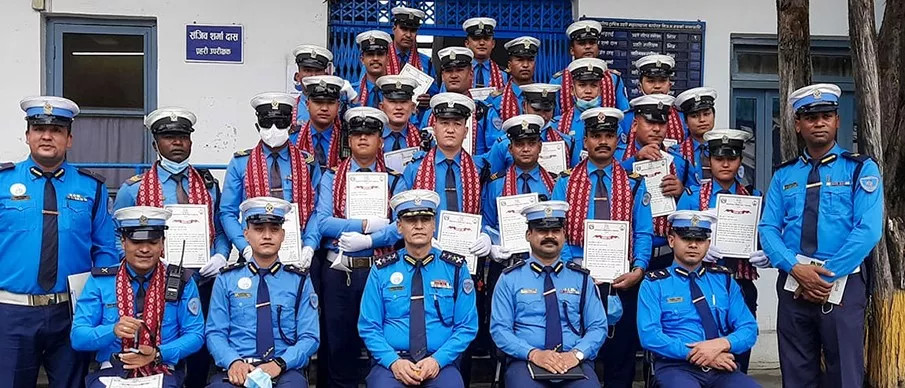 यी हुन् घुस लिन नमानेका २४ ट्राफिक प्रहरी