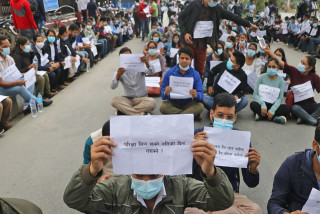 लोक सेवाले शाखा अधिकृतको रिजल्ट सार्वजनिक नगरेको विरोधमा प्रदर्शन