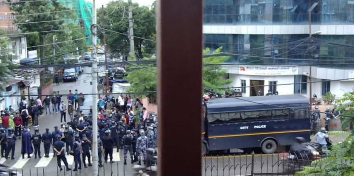 एमाले फुटको असर अन्ततः कार्यालय कब्जा, झडप हुँदै प्रहरी नियन्त्रणसम्म, आखिर भएको के थियो ?