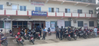 धनगढीमा सुत्केरी महिलाको मृत्यु, चिकित्सकको लापरबाहीले मृत्यु भएको भन्दै अस्पताल घेराउ