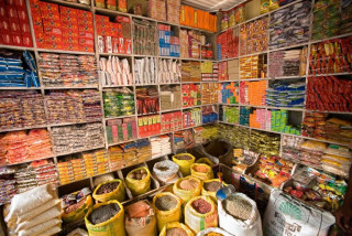 म्याद सकिएका खाद्य सामग्री रिलेबलिङ गर्दै बेच्दै