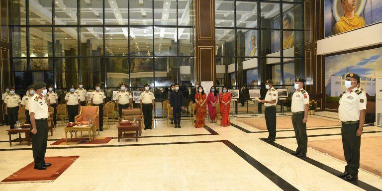 प्रधानसेनापतिद्वारा दर्ज्यानी चिन्ह प्रदान