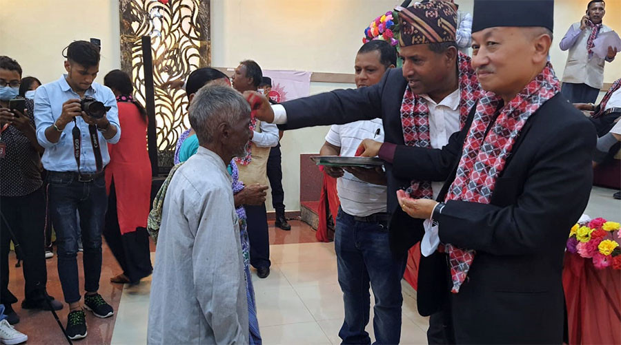 प्रचण्डलाई लाग्यो ठुलो झट्का, झापामा हजारौं नेता कार्यकर्ता एमाले प्रवेश