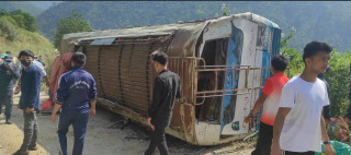 फिदिममा बस दुर्घटना हुँदा ४० भन्दा बढी घाइते, १६ को अवस्था गम्भीर