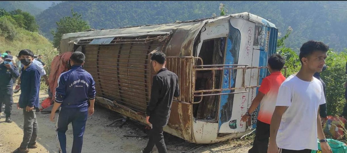 फिदिममा बस दुर्घटना हुँदा ४० भन्दा बढी घाइते, १६ को अवस्था गम्भीर