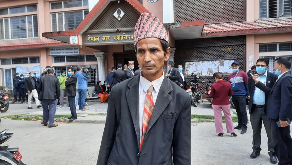 प्रधानन्यायाधिश र न्यायाधिशको लफडाले वकिल वकिल बीच  हात हालाहाल, परिसरमै कोट च्यातचुत