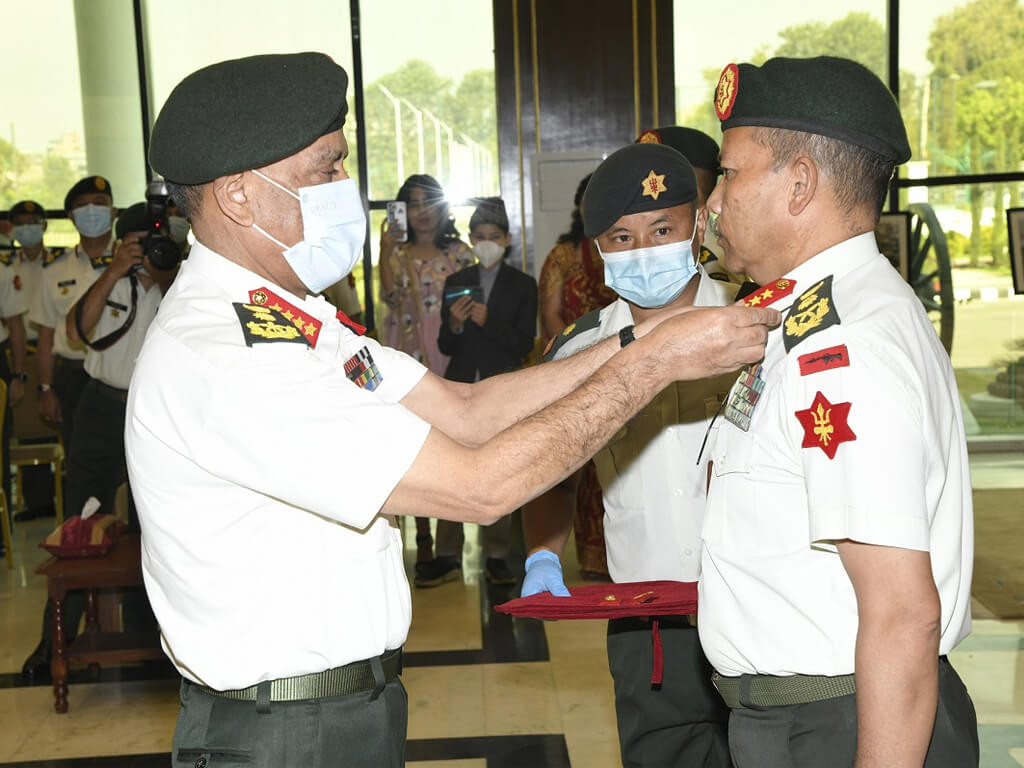 प्रधानसेनापति शर्माद्वारा सरोज राणालाई दर्ज्यानी चिन्ह प्रदान