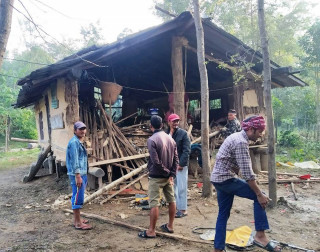 जङ्गली हात्तीले क्षति पु¥याएको सामुदायिक वनको भवन