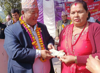 मन्त्री श्रेष्ठद्वारा तलबभत्ता हस्तान्तरण