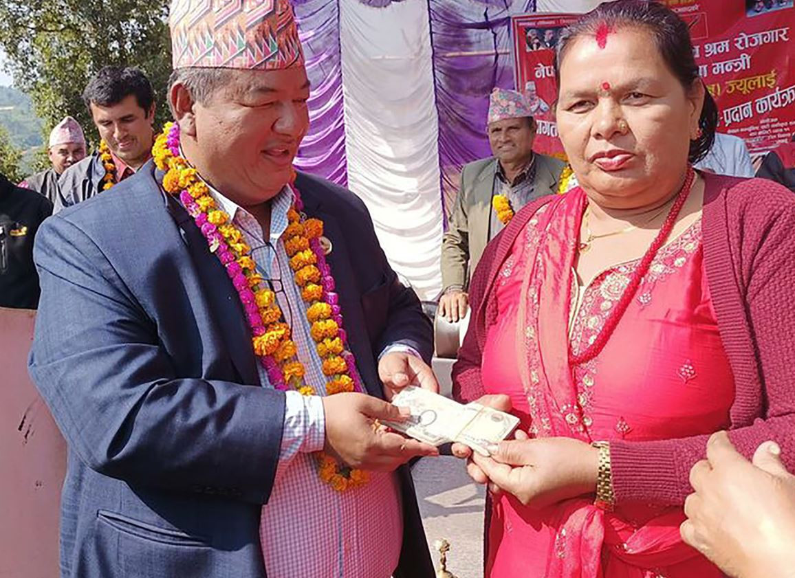 मन्त्री श्रेष्ठद्वारा तलबभत्ता हस्तान्तरण