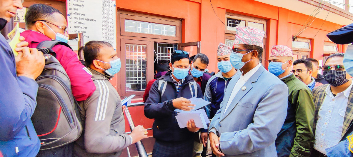 सुर्खेतमा  एकै दिन ४४ लेखा अधिकृतहरूको  सरुवा