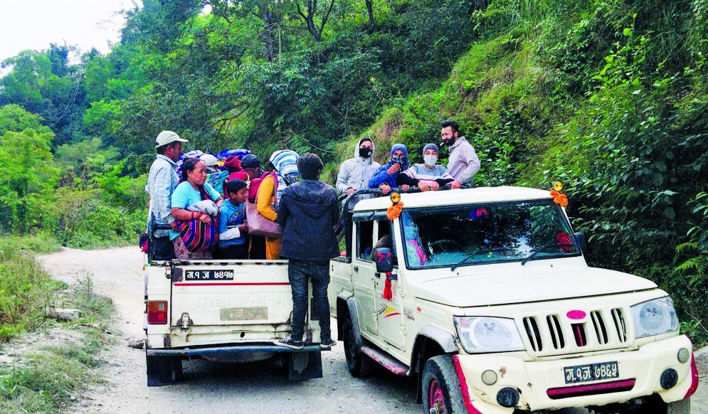 लमजुङमा जोखिम मोल्दै ढालामा यात्रा