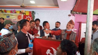 सुनसरी एमाले विवादले लियो उग्र रूप  :  द्वारिकालाल चौधरीले माइक खोसेपछि बैठकस्थलमा तनाव