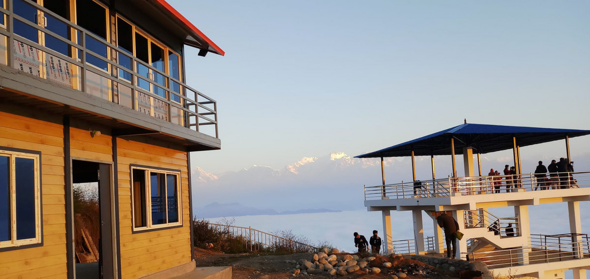 मानुङकोटबाट देखिएको कुहिरोले ढाकिएको दमौली बजारको दृश्य