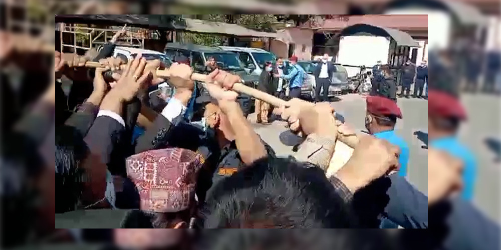 सर्वोच्च अदालत परिसरमा वकिल-प्रहरी झडप,  महासचिवसहित ६ वकिल घाइते