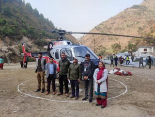 हेलिकोप्टर मार्फत विद्युत् सामग्री ढुवानी