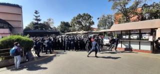 प्रहरी घेरा तोड्दै सर्वोच्च अदालत प्रांगणमै वकिलहरूको धर्ना