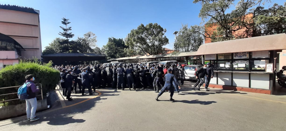 प्रहरी घेरा तोड्दै सर्वोच्च अदालत प्रांगणमै वकिलहरूको धर्ना