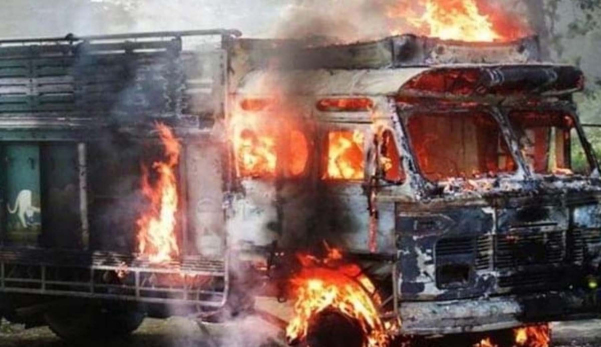 दैलेखमा रातको १बजे मिनि ट्रकमा आगलागी, झण्डै ६० हजार मूल्य बरावरको सामान जलेर नष्ट