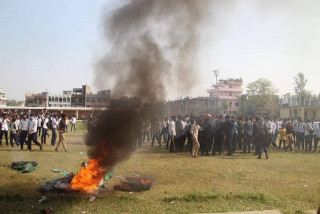 सामुदायिक विद्यालयले कानुनविपरीत चर्को शुल्क लिएपछि विद्यार्थी आन्दोलित, विद्यालय परिसरमा नाराबाजी गर्दै प्रदर्शन
