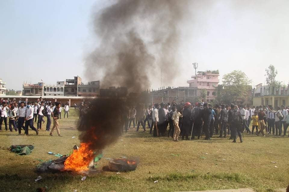 सामुदायिक विद्यालयले कानुनविपरीत चर्को शुल्क लिएपछि विद्यार्थी आन्दोलित, विद्यालय परिसरमा नाराबाजी गर्दै प्रदर्शन