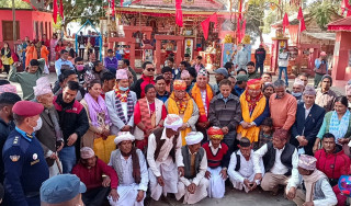 शैलेश्वरी मन्दिरमा अध्यक्ष नेपाल र मन्त्री आले