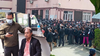 सर्वोच्च परिसरमा वकिल र प्रहरीबीच धकेलाधकेल, कानुन व्यवसायीमाथि प्रहरीको लाठीचार्ज