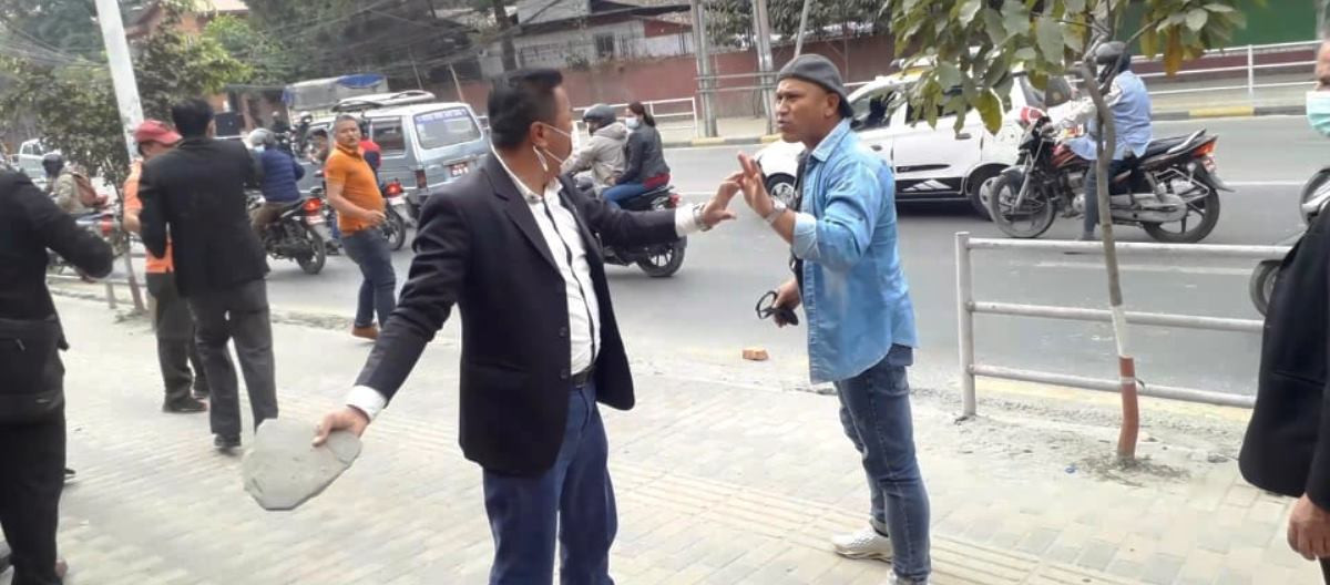 बार परिसरमै कानून व्यवसायीहरुमाथि आक्रमणको प्रयास, कसले दियो आन्दोलनरत वकिल कुट्ने र कालो कोट च्यातचुत पार्न धम्की  ?