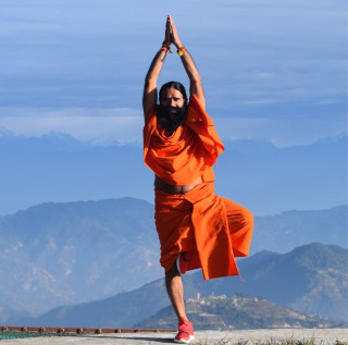 चन्द्रागिरिमा योगगुरु रामदेवको योग ध्यान तथा प्रशिक्षण
