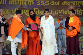 योगगुरु सम्मानित योगा सिकाउँदै गुरु रामदेव