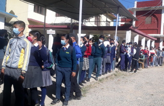दाङको खोप केन्द्रमा बालबालिका पर्खाइ