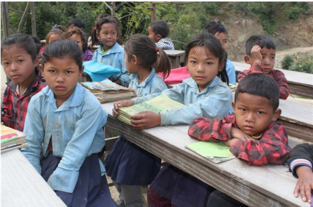 बेनिघाटरोराङ गाउँपालिकाको चेपाङ बालबालिकाहरु काम्दै र भोकभोकै विद्यालय जान्छन्