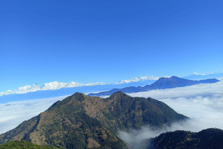 घण्टाचुलीबाट देखिएको हिमाल र कुहिरो