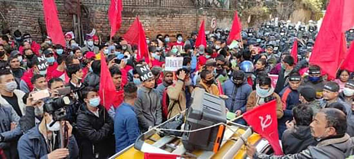  एमसीसी सम्झौता खारेजको माग गर्दै दलीय मोर्चा एमसीए  कार्यालय अगाडि घेराउ