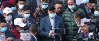 दोस्रो चरणको मतदान शुरू हुनुअघि प्रतिनिधिसँग लाइनमै पुगेर भोट माग्दै देउवा