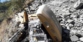 आज धादिङमा पहिराे खस्दा डोजरसहित ३ जना बेपत्ता