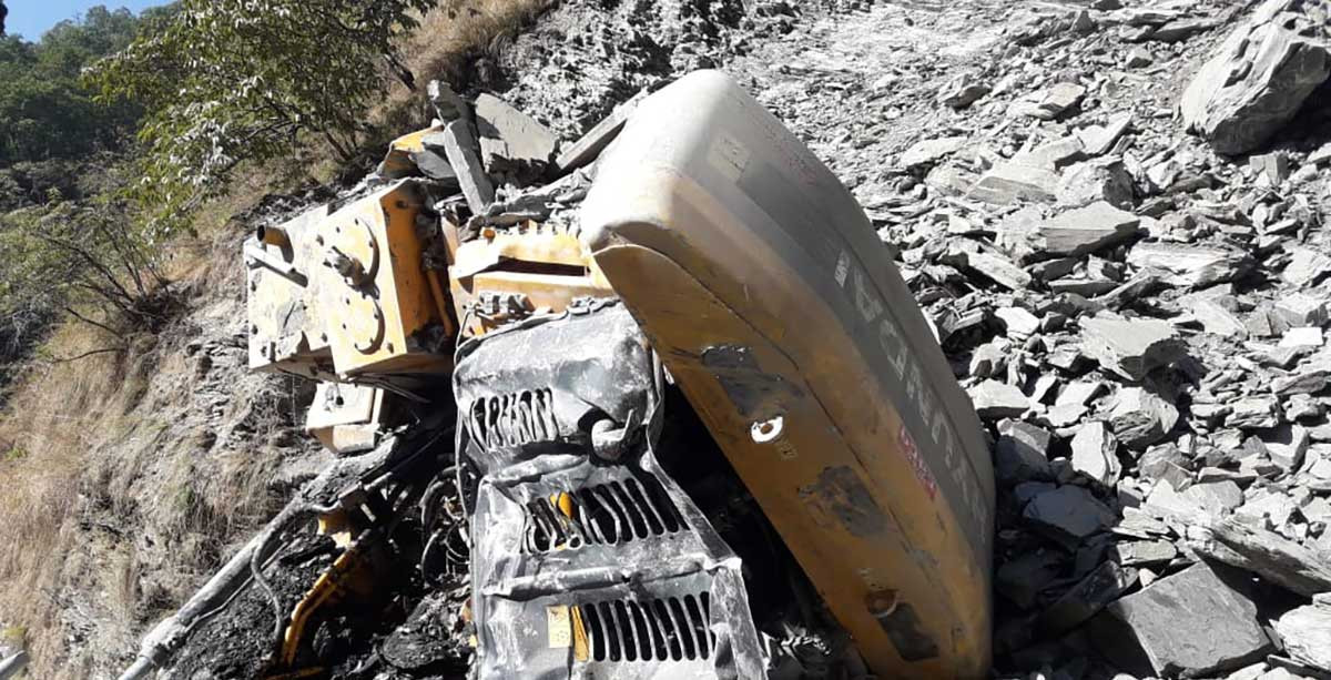 आज धादिङमा पहिराे खस्दा डोजरसहित ३ जना बेपत्ता