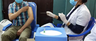 बेल्जियममा पैसा लिएर ८ पटक कोरोना खाेप लगाउने युवक पक्राउ