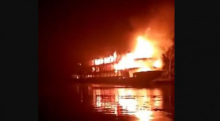 बंगलादेशमा बिहानै तैरिरहेको डुंगामा आगलागी हुँदा ३६ जनाको मृत्यु