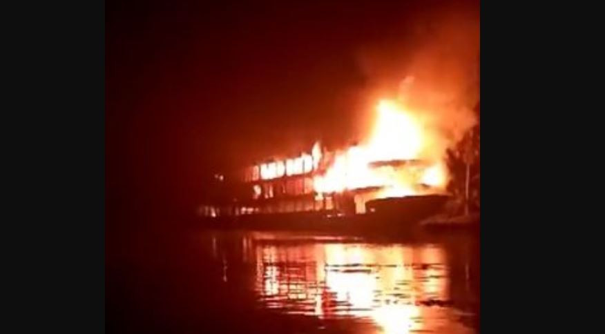 बंगलादेशमा बिहानै तैरिरहेको डुंगामा आगलागी हुँदा ३६ जनाको मृत्यु