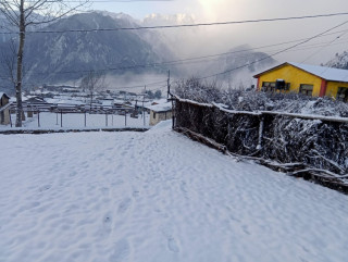 हुम्लाका बस्तीमा बिहानैदेखि हिमपात