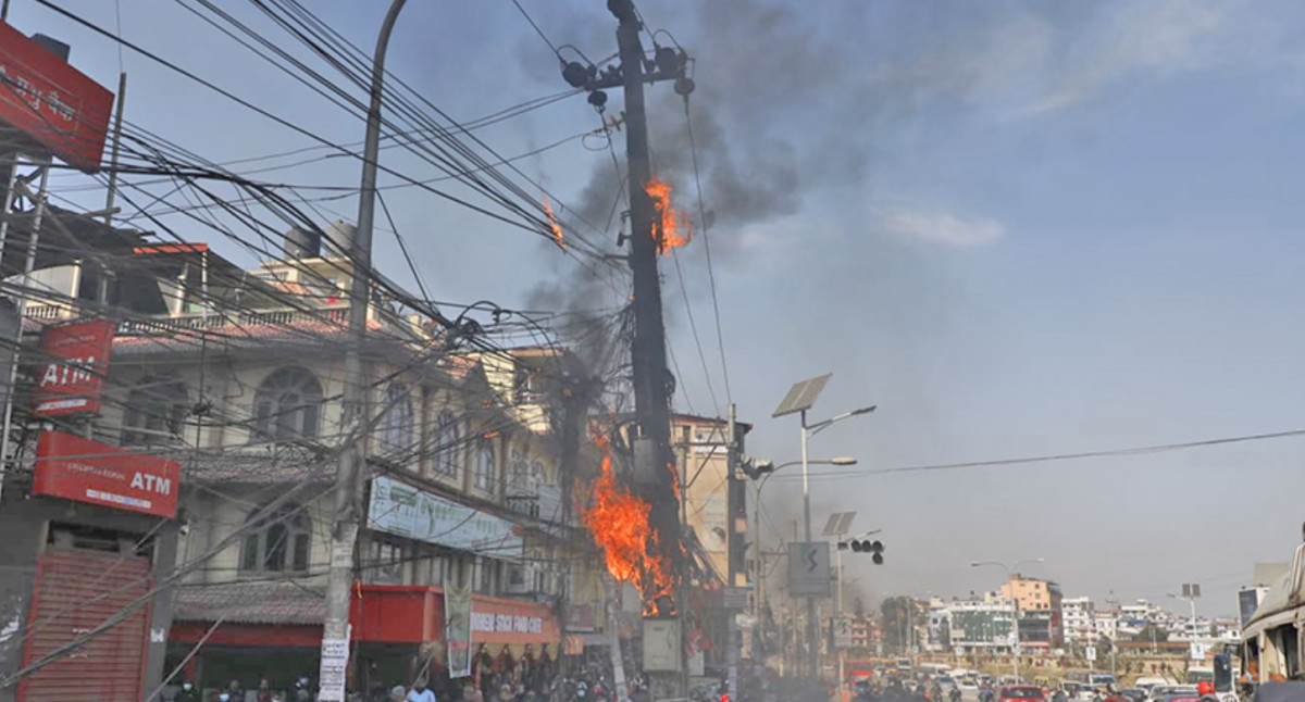 तीनकुनेमा बिजुली पोल आगलागी