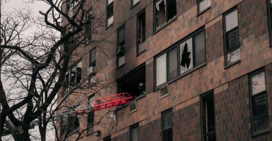 न्यूयोर्कको एक अपार्टमेन्ट भवनमा आगलागी हुँदा ९ बालबालिकासहित  १९ जनाको मृत्यु